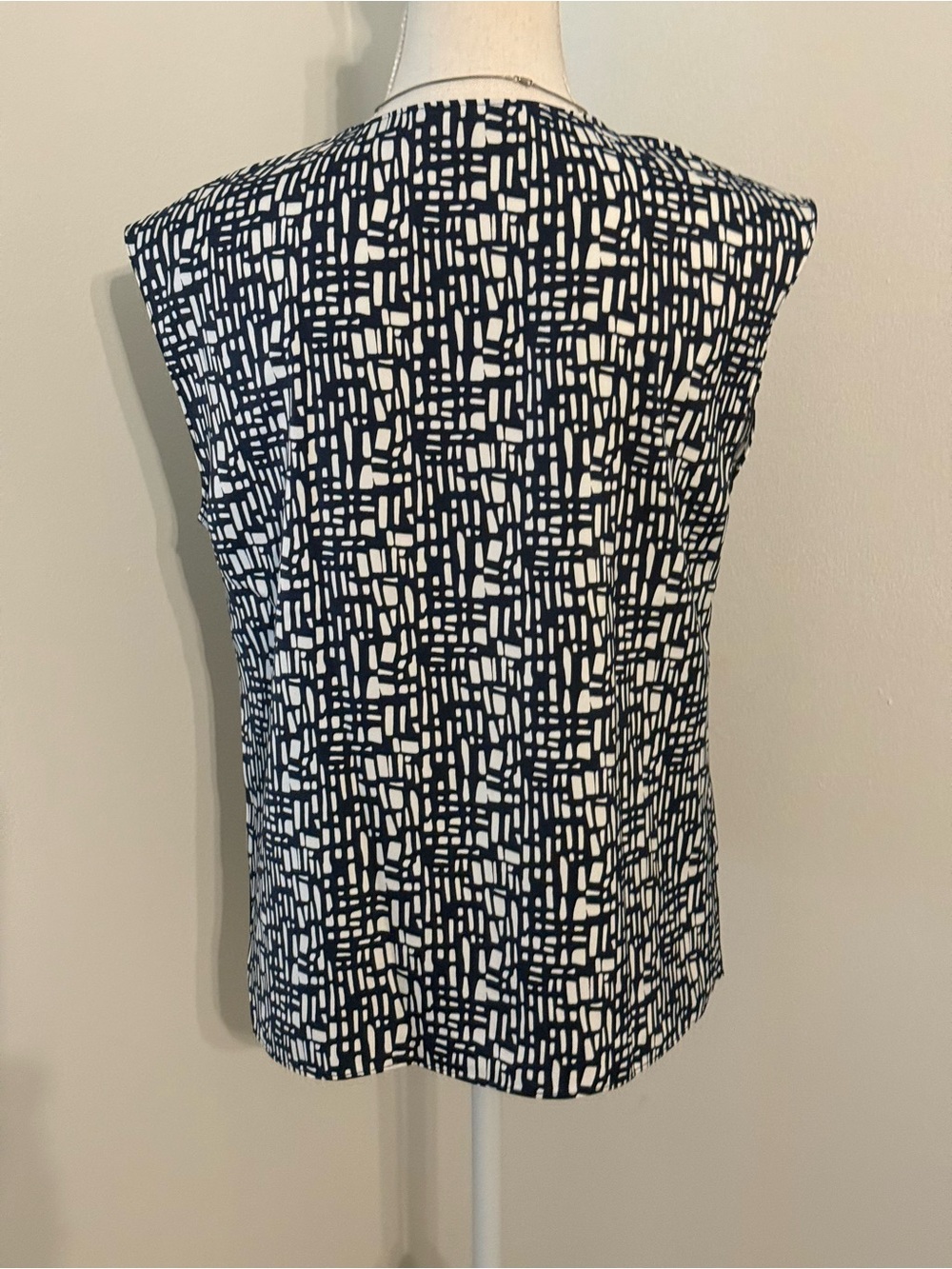 Banana Republic Black & White Geometric Sleeveless Split-Neck Top - Picture 3 of 7